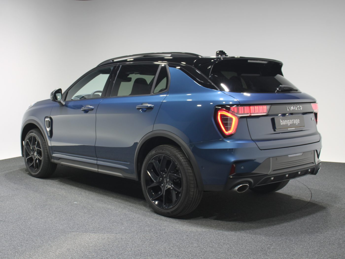 lynk-co-01-blauw-black-edition